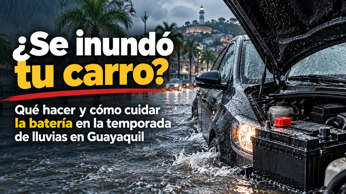Carro inundado en una calle de Guayaquil con el capó abierto y la batería expuesta a la lluvia